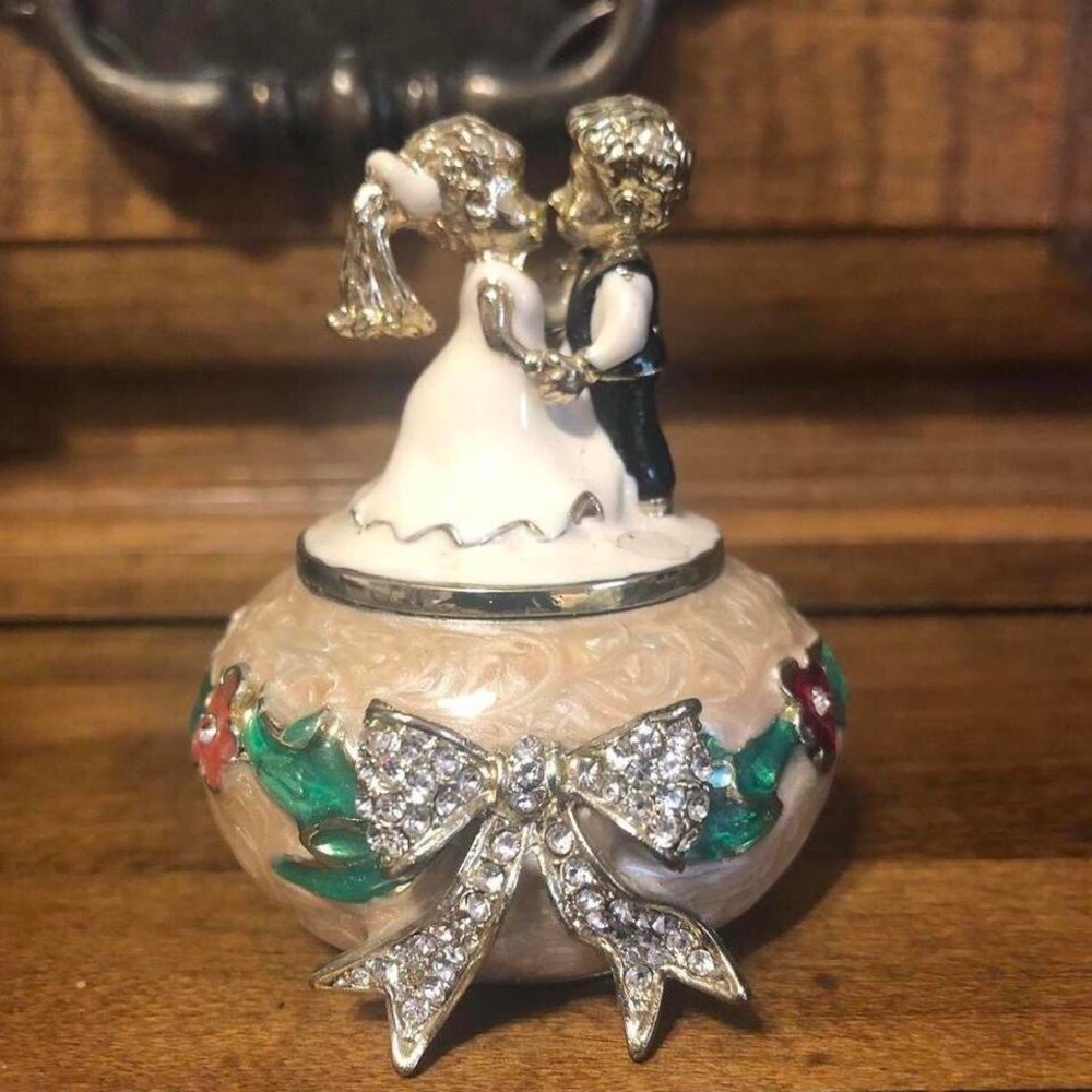 Beautiful Trinket Box, Like New!